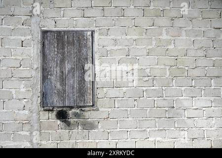 vieilles fenêtres en bois sur le mur Banque D'Images