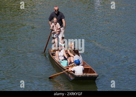 Les gens apprécient les visites punt le long de la rivière Cam à Cambridge. Date de la photo : dimanche 11 août 2024. Banque D'Images
