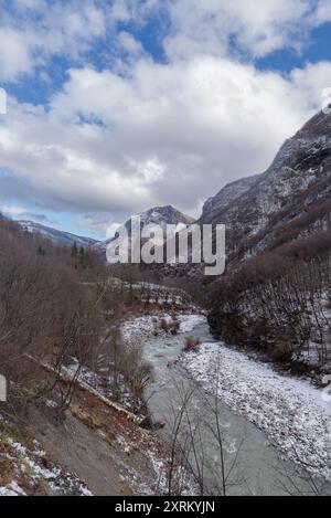 Rivière Tanaro dans les Alpes ligures, près de la frontière avec la France, et est l'affluent le plus important du Pô, région du Piémont, Cuneo, Italie Banque D'Images