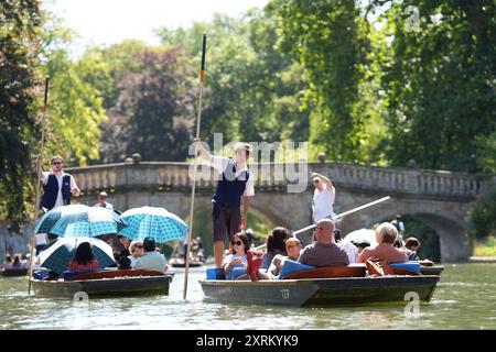 Les gens apprécient les visites punt le long de la rivière Cam à Cambridge. Date de la photo : dimanche 11 août 2024. Banque D'Images