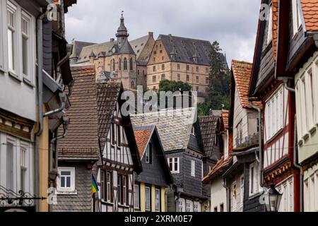 Marburg, Allemagne. 09 août 2024. Le château de Marburg, également connu sous le nom de Landgrave's Castle Marburg, s'élève au-dessus de la ville. Vue depuis le quartier historique du centre-ville de Weidenhausen. Il est né comme un château au XIe siècle et a été converti en palais résidentiel par les Landgraves de Hesse au XIIIe siècle. Depuis 1981, le château abrite le musée d'histoire de l'art de l'Université Philipps de Marbourg. Crédit : Christian Lademann/dpa/Alamy Live News Banque D'Images