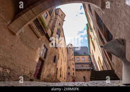 Marburg, Allemagne. 09 août 2024. Le château de Marburg (vue sur la cour), également connu sous le nom de château de Landgrave Marburg, a été construit comme un château au 11ème siècle et a été converti en palais résidentiel par les Landgraves de Hesse au 13ème siècle. Depuis 1981, le château abrite le musée d'histoire de l'art de l'Université Philipps de Marbourg. Crédit : Christian Lademann/dpa/Alamy Live News Banque D'Images