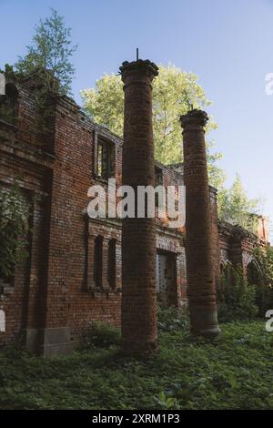 Les colonnes de l'écurie de briques rouges détruite. bâtiments du xixe siècle. Banque D'Images