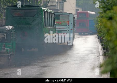 Un bus public évacue de la fumée noire sur une route à Moulana Bhasani Road, de la fumée noire et des fumées de véhicules en panne comme émetteur supérieur, ce qui est rapporté Banque D'Images