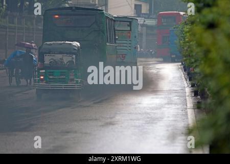 Un bus public évacue de la fumée noire sur une route à Moulana Bhasani Road, de la fumée noire et des fumées de véhicules en panne comme émetteur supérieur, ce qui est rapporté Banque D'Images