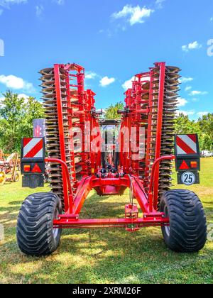 Cultivateur de herses Kverneland Qualidisc Pro à la foire du pays - centre de la France. Banque D'Images