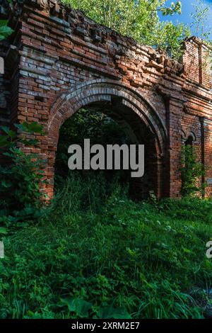 Entrée de l'écurie. Une écurie de briques rouges en ruine. Le manoir Kostrovitsky Banque D'Images