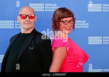 Édimbourg, Écosse. Samedi 10 août 2024. Jane Flett et Grant Morrison, sur scène lors d'une visite photo au Festival international du livre d'Édimbourg Banque D'Images