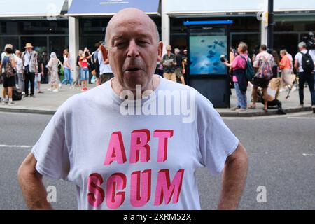 Ville de Londres, Royaume-Uni. 11 août 2024. Des poissons Piranha 'Banksy' apparaissent dans la City de Londres dans une boîte de police près de la cathédrale Saint-Paul. Un homme qui n'était pas fan de Banksy interviewé. Credit : Matthew Chattle/Alamy Live News Banque D'Images