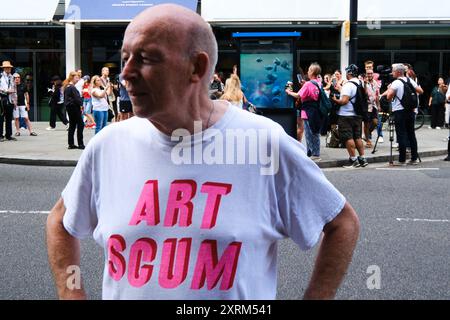 Ville de Londres, Royaume-Uni. 11 août 2024. Des poissons Piranha 'Banksy' apparaissent dans la City de Londres dans une boîte de police près de la cathédrale Saint-Paul. Un homme qui n'était pas fan de Banksy interviewé. Credit : Matthew Chattle/Alamy Live News Banque D'Images