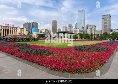 La place Tianfu, symbole de Chengdu, est située dans le centre-ville avec un joli jardin et entourée de gratte-ciel Banque D'Images