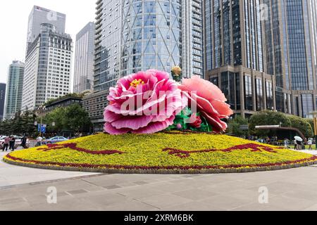 La place Tianfu, symbole de Chengdu, est située dans le centre-ville avec un joli jardin et entourée de gratte-ciel Banque D'Images