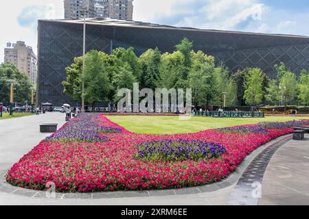 La place Tianfu, symbole de Chengdu, est située dans le centre-ville avec un joli jardin et entourée de gratte-ciel Banque D'Images