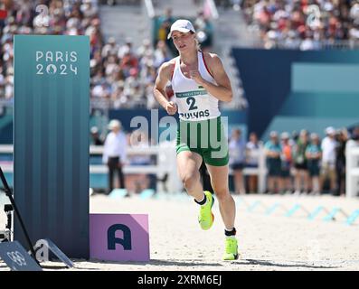 Versailles, France. 11 août 2024. Michelle Gulyas, de Hongrie, participe à la course laser individuelle finale féminine du pentathlon moderne aux Jeux Olympiques de Paris 2024 à Versailles, en France, le 11 août 2024. Crédit : Cheng min/Xinhua/Alamy Live News Banque D'Images