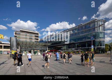 DATE DU RECORD NON INDIQUÉE 10.08.2024, Deutschland, Sachsen, Dresden, auf dem Foto Blick auf den Wiener Platz mit der sich Straße Prager anschließenden am Dresdner Hauptbahnhof, rechts das Gebäude ist Prager Spitze, links befindet sich das Prager Carree, Seit 2022 ist der Platz als herausragender Kriminalitätsschwerpunkt eingeordnet *** 10 08 2024, Allemagne, Saxe, Dresde, dans la vue photo de Wiener Platz avec le Prager Straße attenant à la gare centrale de Dresde, à droite le bâtiment est le Prager Spitze, à gauche est le Prager Carree, depuis 2022, la place est classée comme a. Banque D'Images