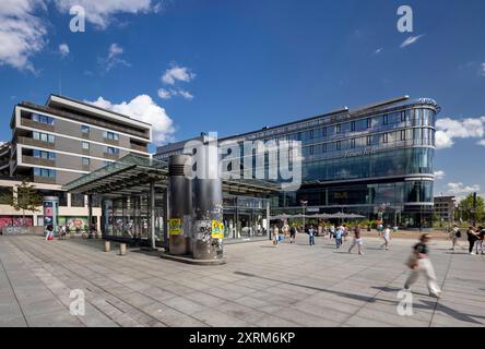 10.08.2024, Deutschland, Sachsen, Dresden, auf dem Foto Blick auf den Wiener Platz mit der sich Straße Prager anschließenden am Dresdner Hauptbahnhof, rechts das Gebäude ist die Prager Spitze, links befindet sich das Prager carree, seit 2022 ist der Platz als herausragender Kriminalitätsschwerpunkt eingeordnet *** 10 08 2024, Allemagne, Saxe, Dresden, dans la vue photo de Wiener Platz avec le Prager Straße attenant à la gare centrale de Dresde, sur la droite le bâtiment est le Prager Spitze, sur la gauche est le Prager carree, depuis 2022 la place a été classée comme un chaud de crime exceptionnel Banque D'Images