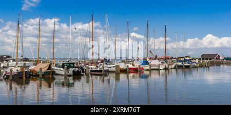 Panorama de yachts dans le port historique de Marken, pays-Bas Banque D'Images