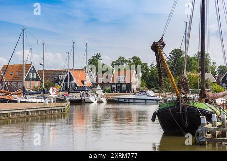 Bateau à voile traditionnel en bois dans le port de Marken, pays-Bas Banque D'Images