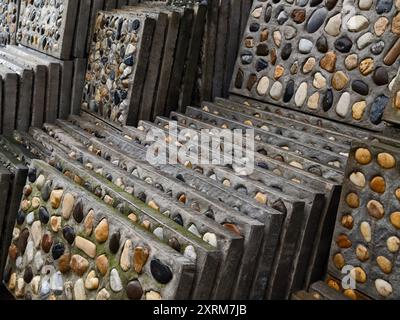 Un tas de tuiles de béton rempli de roches sur le dessus Banque D'Images