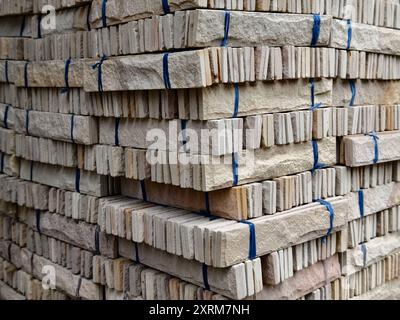 Pile de briques attachée avec des cordes pour la construction et le bâtiment Banque D'Images