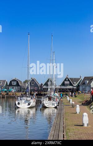 Yachts à voile blancs dans le port historique de Marken, pays-Bas Banque D'Images