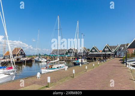 Yachts et restaurants dans le port de Marken, pays-Bas Banque D'Images