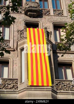 Drapeau catalan accroché à un bâtiment à Barcelone, Espagne Banque D'Images