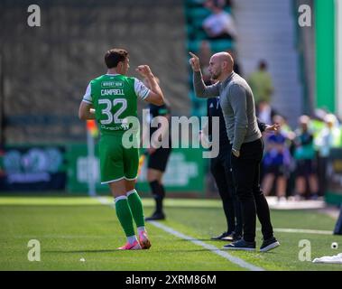 Édimbourg, Écosse. 11 août 2024 ; Easter Road, Édimbourg, Écosse : Scottish Premiership Football, Hibernian versus Celtic ; David Gray, entraîneur en chef de l'hibernian, transmet les instructions à Josh Campbell de Hibernian Credit : action plus Sports images/Alamy Live News Banque D'Images