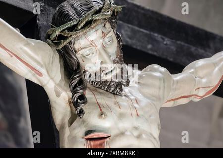 Zamora, Espagne, 28 mars 2024 : dévotion solennelle : gros plan d'un crucifix pendant la semaine Sainte à Zamora Banque D'Images