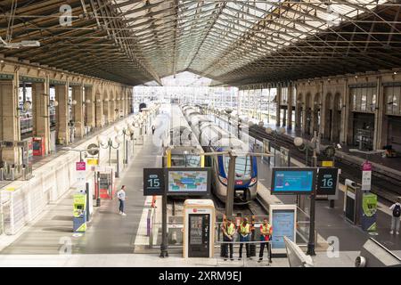 Vue intérieure de la gare du Nord, quai et personnes sur le hall, pendant les Jeux Olympiques de Paris 2024, France Banque D'Images