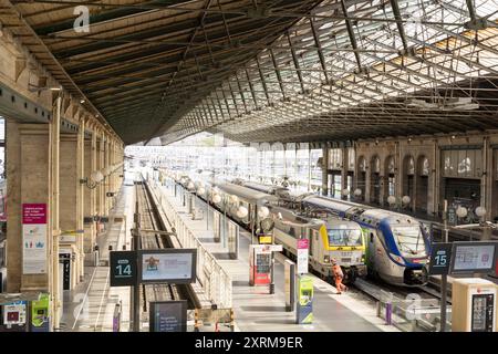 Vue intérieure de la gare du Nord, quai et personnes sur le hall, pendant les Jeux Olympiques de Paris 2024, France Banque D'Images