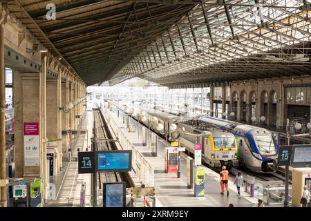 Vue intérieure de la gare du Nord, quai et personnes sur le hall, pendant les Jeux Olympiques de Paris 2024, France Banque D'Images