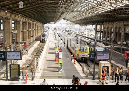 Vue intérieure de la gare du Nord, quai et personnes sur le hall, pendant les Jeux Olympiques de Paris 2024, France Banque D'Images