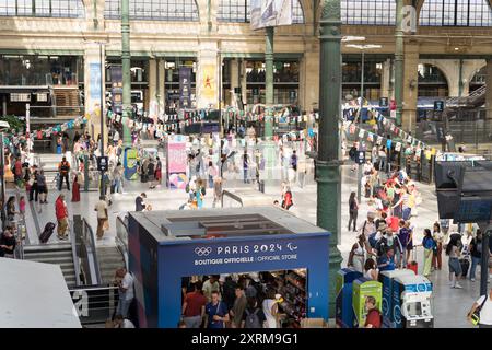 Vue intérieure de la gare du Nord, quai et personnes sur le hall, pendant les Jeux Olympiques de Paris 2024, France Banque D'Images