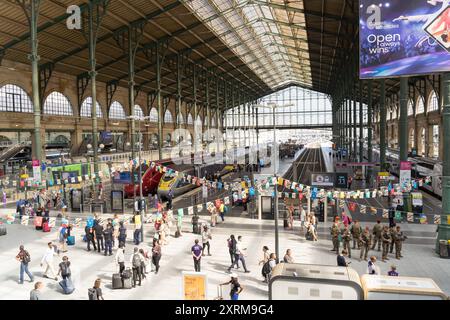 Vue intérieure de la gare du Nord, quai et personnes sur le hall, pendant les Jeux Olympiques de Paris 2024, France Banque D'Images