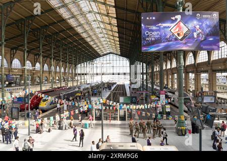 Vue intérieure de la gare du Nord, quai et personnes sur le hall, pendant les Jeux Olympiques de Paris 2024, France Banque D'Images