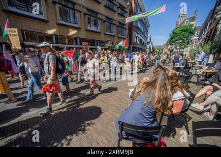 Les Palestiniens et leurs partisans défilent dans le centre-ville d’Utrecht, arborant des drapeaux pendant la manifestation « PLUS JAMAIS N’EST MAINTENANT ». Une petite manifestation à Utrecht vise à mettre une fois de plus en évidence le sort du peuple palestinien à Gaza et le génocide que les FDI (Forces de défense israéliennes) continuent de commettre contre lui. Alors que les dirigeants occidentaux chantent encore la même question du droit d'Israël à l'autodéfiance dans une terre occupée. Le ministère de la santé à Gaza, en date du 9 août, a déclaré qu'au moins 39 699 personnes avaient trouvé la mort, dont plus de : 15 000 enfants avaient été tués. Blessés : plus de 91 722 Banque D'Images