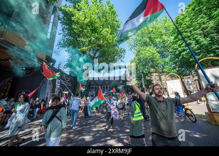 Les Palestiniens et leurs partisans défilent dans le centre-ville d’Utrecht, arborant des drapeaux pendant la manifestation « PLUS JAMAIS N’EST MAINTENANT ». Une petite manifestation à Utrecht vise à mettre une fois de plus en évidence le sort du peuple palestinien à Gaza et le génocide que les FDI (Forces de défense israéliennes) continuent de commettre contre lui. Alors que les dirigeants occidentaux chantent encore la même question du droit d'Israël à l'autodéfiance dans une terre occupée. Le ministère de la santé à Gaza, en date du 9 août, a déclaré qu'au moins 39 699 personnes avaient trouvé la mort, dont plus de : 15 000 enfants avaient été tués. Blessés : plus de 91 722 Banque D'Images