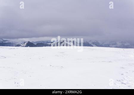 paysage de plateau enneigé des highlands, chaîne de montagnes dans les nuages est visible sur une distance Banque D'Images