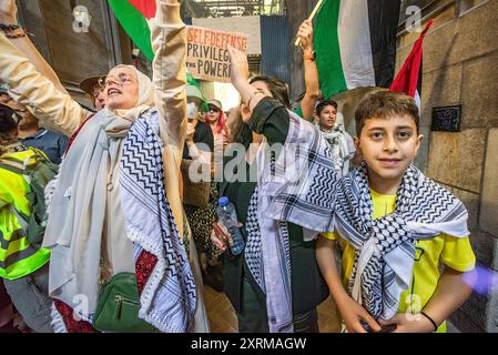 Les Palestiniens et leurs partisans défilent dans le centre-ville d’Utrecht, arborant des drapeaux pendant la manifestation « PLUS JAMAIS N’EST MAINTENANT ». Une petite manifestation à Utrecht vise à mettre une fois de plus en évidence le sort du peuple palestinien à Gaza et le génocide que les FDI (Forces de défense israéliennes) continuent de commettre contre lui. Alors que les dirigeants occidentaux chantent encore la même question du droit d'Israël à l'autodéfiance dans une terre occupée. Le ministère de la santé à Gaza, en date du 9 août, a déclaré qu'au moins 39 699 personnes avaient trouvé la mort, dont plus de : 15 000 enfants avaient été tués. Blessés : plus de 91 722 Banque D'Images