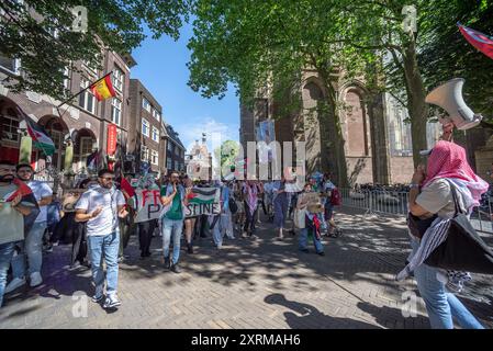 Les Palestiniens et leurs partisans défilent dans le centre-ville d’Utrecht, arborant des drapeaux pendant la manifestation « PLUS JAMAIS N’EST MAINTENANT ». Une petite manifestation à Utrecht vise à mettre une fois de plus en évidence le sort du peuple palestinien à Gaza et le génocide que les FDI (Forces de défense israéliennes) continuent de commettre contre lui. Alors que les dirigeants occidentaux chantent encore la même question du droit d'Israël à l'autodéfiance dans une terre occupée. Le ministère de la santé à Gaza, en date du 9 août, a déclaré qu'au moins 39 699 personnes avaient trouvé la mort, dont plus de : 15 000 enfants avaient été tués. Blessés : plus de 91 722 Banque D'Images