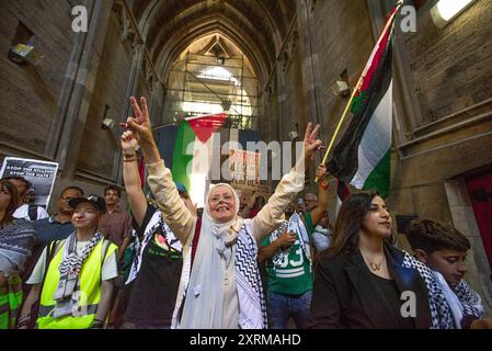 Les Palestiniens et leurs partisans défilent dans le centre-ville d’Utrecht, arborant des drapeaux pendant la manifestation « PLUS JAMAIS N’EST MAINTENANT ». Une petite manifestation à Utrecht vise à mettre une fois de plus en évidence le sort du peuple palestinien à Gaza et le génocide que les FDI (Forces de défense israéliennes) continuent de commettre contre lui. Alors que les dirigeants occidentaux chantent encore la même question du droit d'Israël à l'autodéfiance dans une terre occupée. Le ministère de la santé à Gaza, en date du 9 août, a déclaré qu'au moins 39 699 personnes avaient trouvé la mort, dont plus de : 15 000 enfants avaient été tués. Blessés : plus de 91 722 Banque D'Images