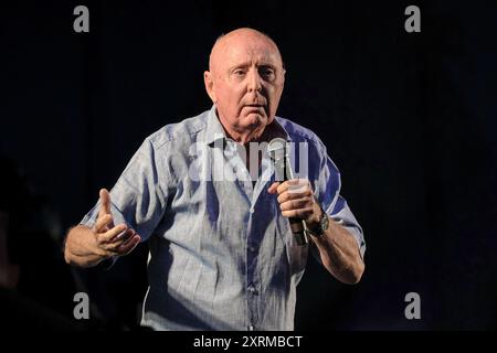 Comédien anglais, acteur, chanteur et présentateur de télévision, Robert Norman Davis OBE, mieux connu sous son nom de scène, Jasper Carrott, se produisant comme invité surprise spécial à la Cropredy Convention de Fairport. Il était la voix du personnage dans Syksey dans la radio britannique Radio 4 dramatique The Archers Banque D'Images