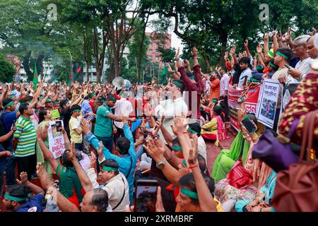 Dhaka, Bangladesh. 11 août 2024. Les membres de la communauté hindoue du Bangladesh se rassemblent pour protester contre les attaques contre les maisons, les temples, les magasins et diverses parties du pays hindous après la démission de l'ancien premier ministre Sheikh Hasina et sa fuite du pays au milieu de violentes manifestations contre le système de quotas d'emploi du gouvernement, à Dhaka, Bangladesh, le 11 août 2024. (Crédit image : © Suvra Kanti Das/ZUMA Press Wire) USAGE ÉDITORIAL SEULEMENT! Non destiné à UN USAGE commercial ! Crédit : ZUMA Press, Inc/Alamy Live News Banque D'Images