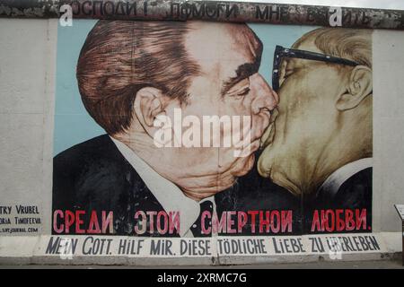 Peinture du baiser de Leonid Brejnev & Erich Honecker sur le mur de Berlin dans East Side Gallery à Berlin, Allemagne, Europe ; baiser fraternel de Dmitri Vrubel Banque D'Images