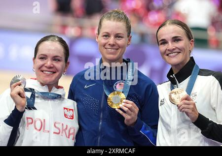 Paris, France. 11 août 2024. La médaillée d'or Jennifer Valente (C) des États-Unis, la médaillée d'argent Daria Pikulik (G) de Pologne et Ally Wollaston de Nouvelle-Zélande assistent à la cérémonie de remise de l'omnium féminin sur piste cyclable aux Jeux Olympiques de Paris 2024 à Paris, France, le 11 août 2024. Crédit : Li Yibo/Xinhua/Alamy Live News Banque D'Images