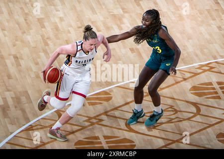 Paris, France, 11 août 2024. Match de basket-ball féminin 3ème place - Australie contre Belgique - Emma Meesseman dribbling Ezi Magbegor - Jacques Julien / Alamy Live News Banque D'Images