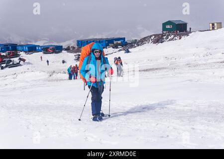 Elbrus, Russie - 01 août 2024 : les grimpeurs gravissent lentement la pente enneigée du mont Elbrus Banque D'Images