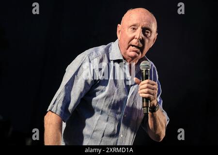 Comédien anglais, acteur, chanteur et présentateur de télévision, Robert Norman Davis OBE, mieux connu sous son nom de scène, Jasper Carrott, se produisant comme invité surprise spécial à la Cropredy Convention de Fairport. Il a été la voix du personnage dans Syksey dans le drame radiophonique britannique Radio 4 The Archers (photo Dawn Fletcher-Park / SOPA images / Sipa USA) Banque D'Images