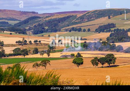 Dundee, Tayside, Écosse, Royaume-Uni. 11 août 2024. Météo britannique : le soleil chaud d'août crée des vues magnifiques sur les collines de Dundee Sidlaw et la vallée de Strathmore en Écosse. Crédit : Dundee Photographics/Alamy Live News Banque D'Images